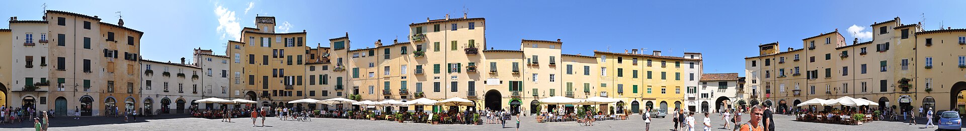 Family exploring Tuscany from cruise ship